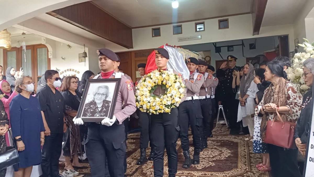 Hoegeng Iman Santoso dan Istri Meriyati Dimakamkan Berdampingan: Kisah Cinta Abadi Polisi Jujur Indonesia